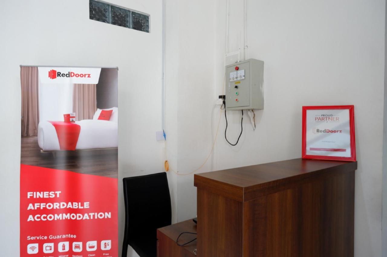 Reddoorz Hostel Near Kota Lama Семаранг Екстериор снимка