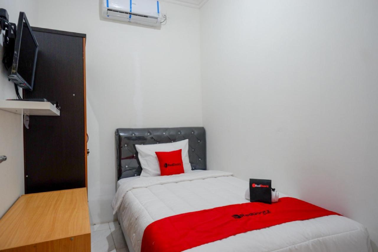 Reddoorz Hostel Near Kota Lama Семаранг Екстериор снимка
