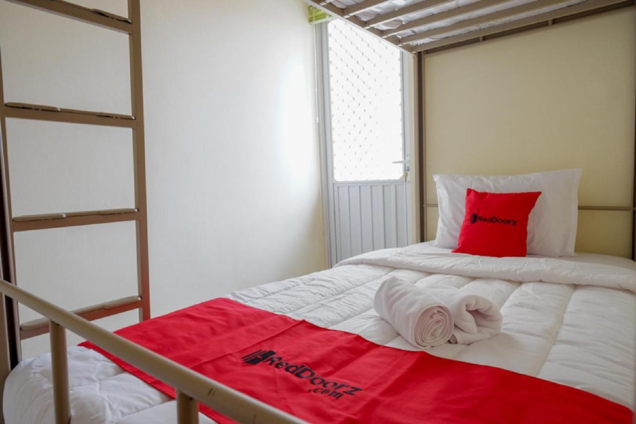 Reddoorz Hostel Near Kota Lama Семаранг Екстериор снимка